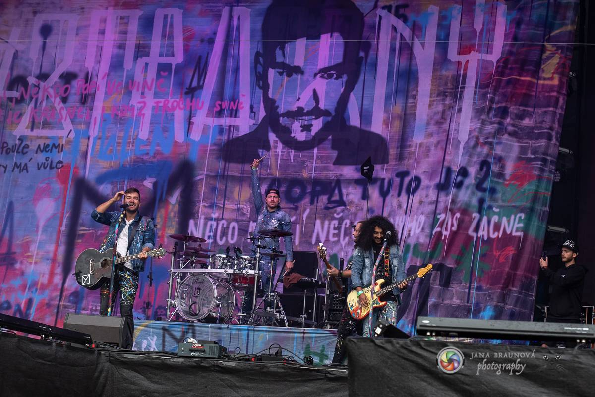 Promočený Létofest v Plzni rozpálili Kabát a Wanastowi Vjecy, Anna K. rozdávala pozitivní energii