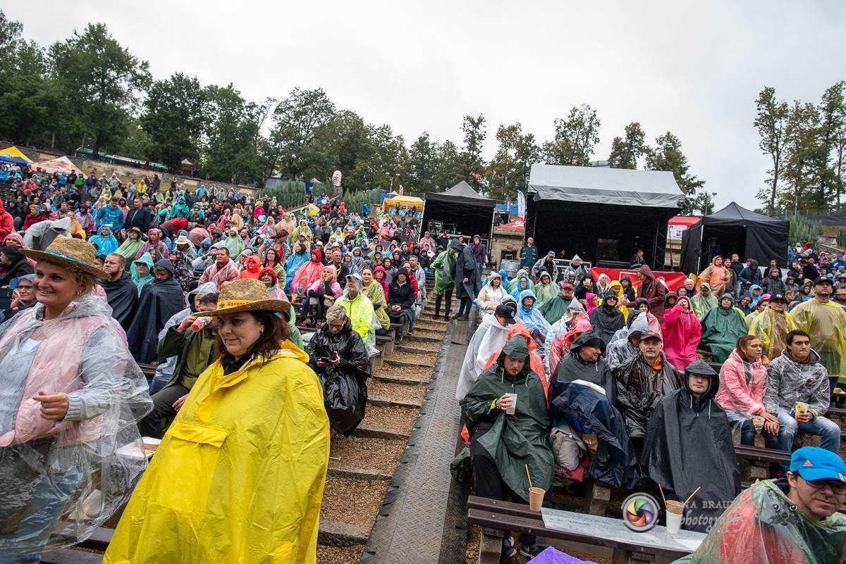 Promočený Létofest v Plzni rozpálili Kabát a Wanastowi Vjecy, Anna K. rozdávala pozitivní energii