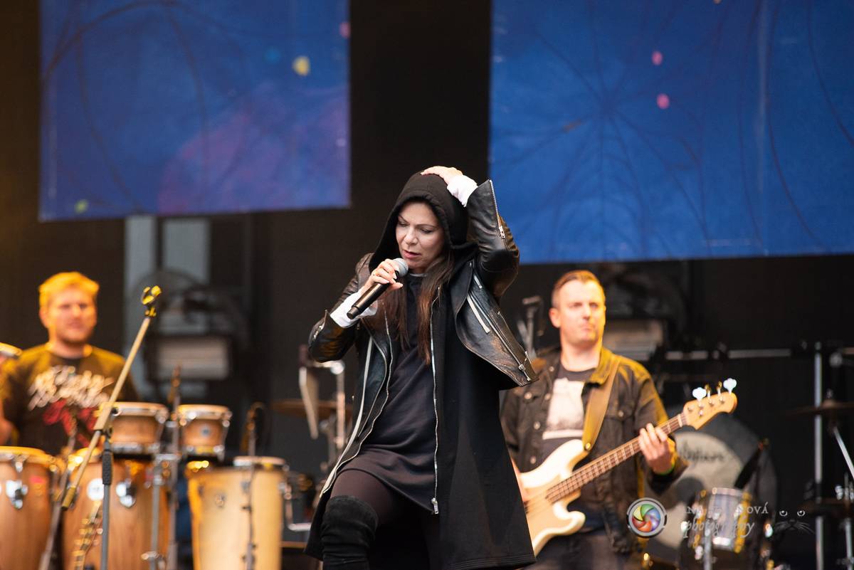 Promočený Létofest v Plzni rozpálili Kabát a Wanastowi Vjecy, Anna K. rozdávala pozitivní energii