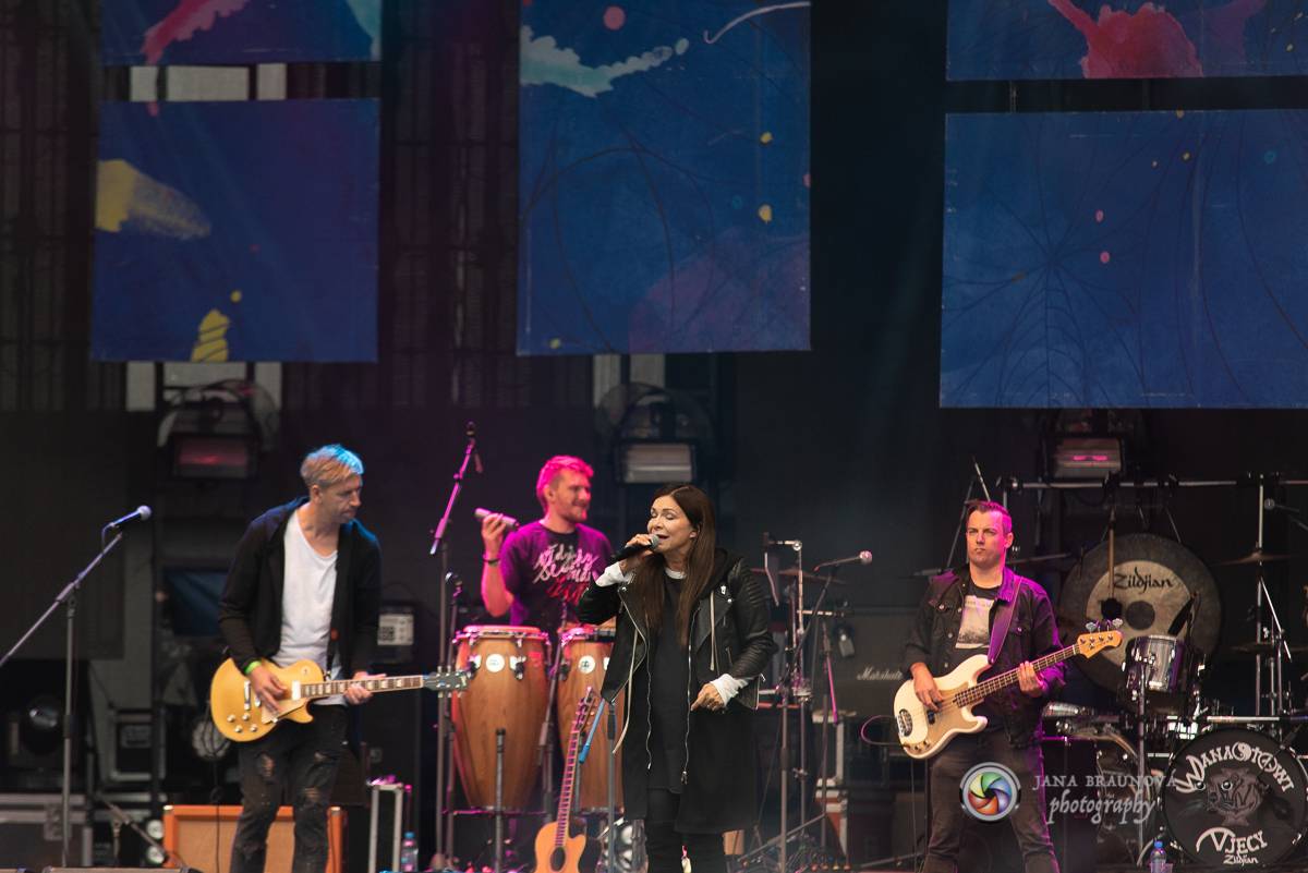 Promočený Létofest v Plzni rozpálili Kabát a Wanastowi Vjecy, Anna K. rozdávala pozitivní energii
