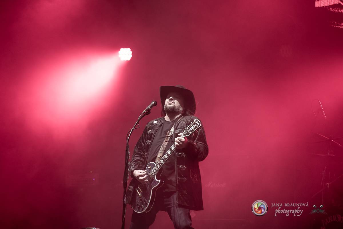 Promočený Létofest v Plzni rozpálili Kabát a Wanastowi Vjecy, Anna K. rozdávala pozitivní energii