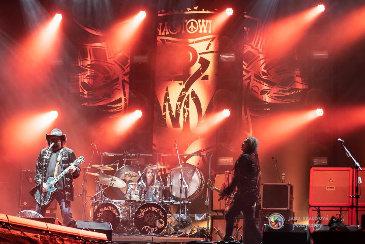 Promočený Létofest v Plzni rozpálili Kabát a Wanastowi Vjecy, Anna K. rozdávala pozitivní energii