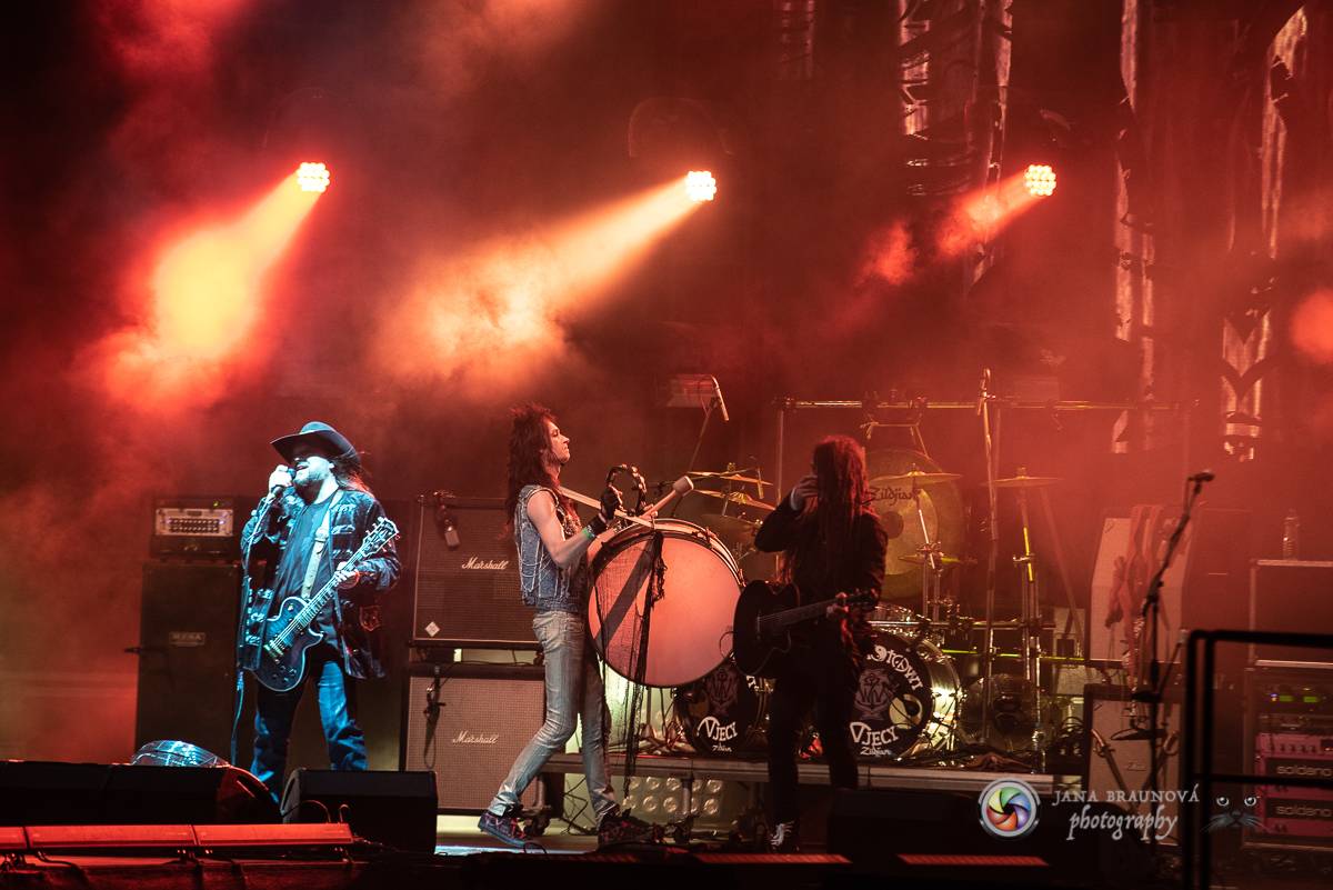 Promočený Létofest v Plzni rozpálili Kabát a Wanastowi Vjecy, Anna K. rozdávala pozitivní energii