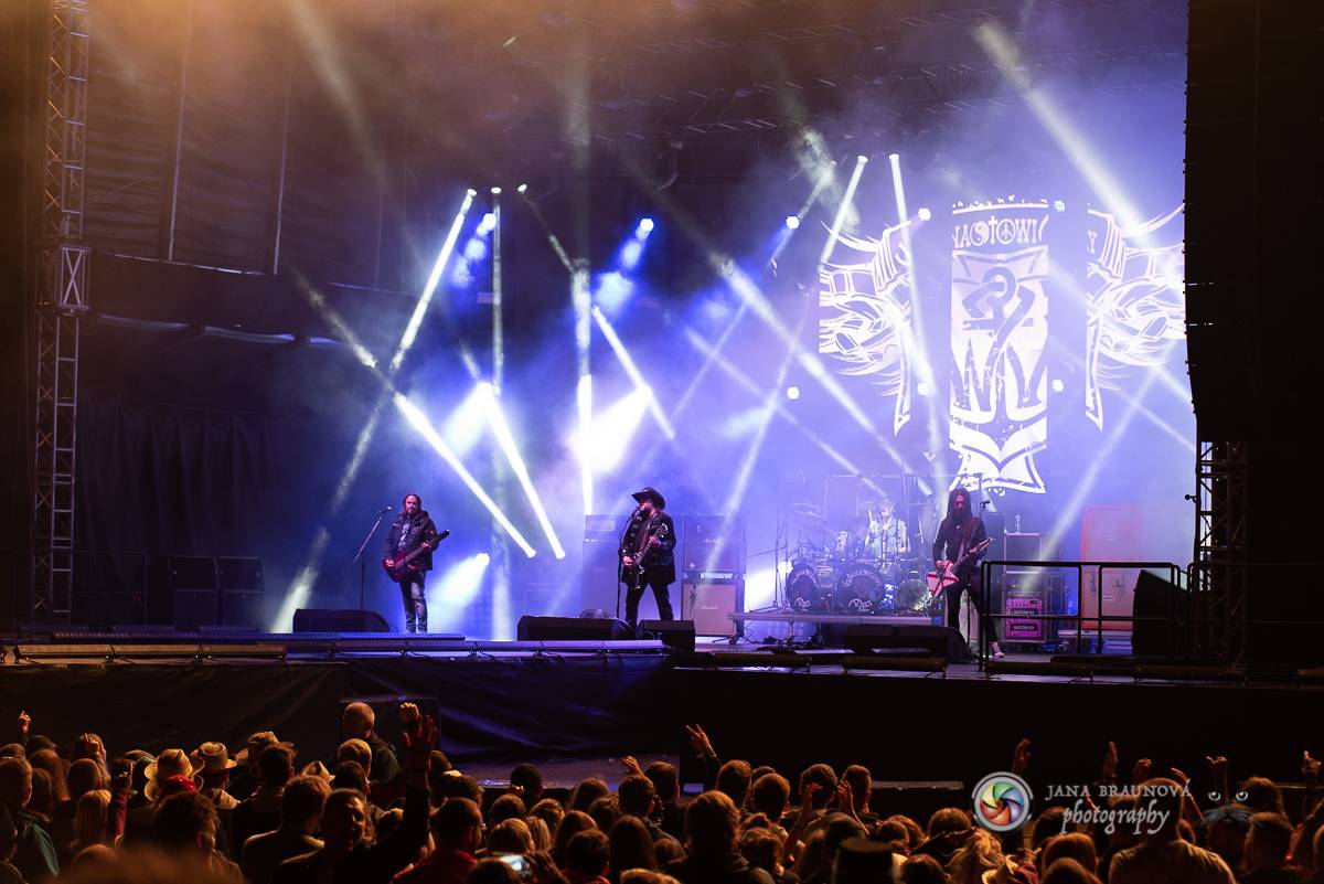 Promočený Létofest v Plzni rozpálili Kabát a Wanastowi Vjecy, Anna K. rozdávala pozitivní energii