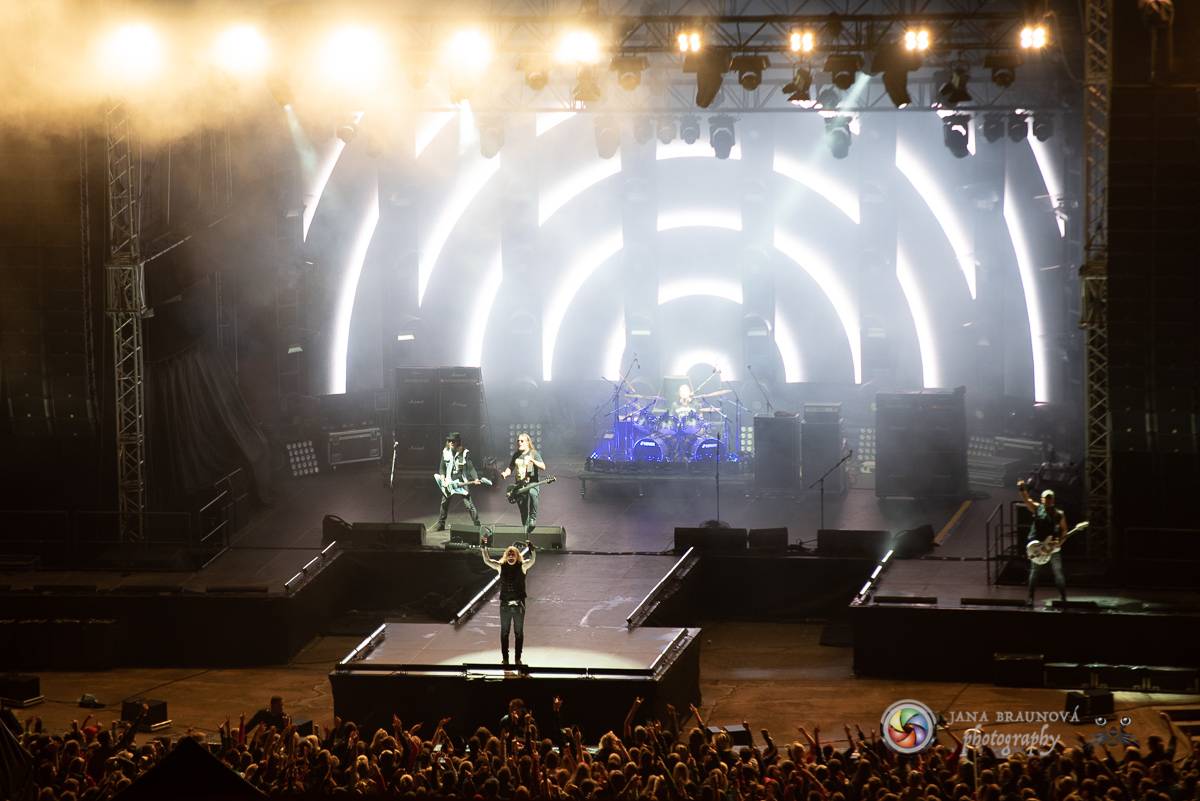 Promočený Létofest v Plzni rozpálili Kabát a Wanastowi Vjecy, Anna K. rozdávala pozitivní energii