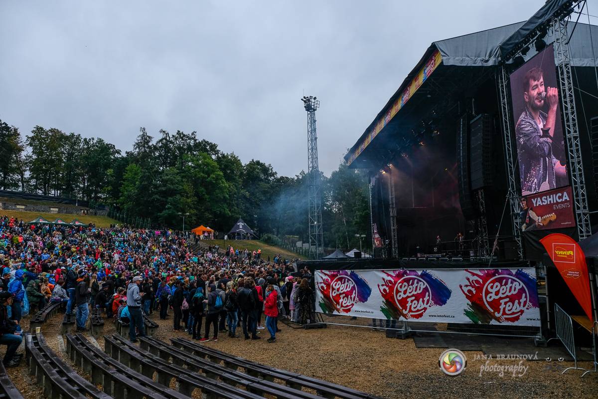 Promočený Létofest v Plzni rozpálili Kabát a Wanastowi Vjecy, Anna K. rozdávala pozitivní energii