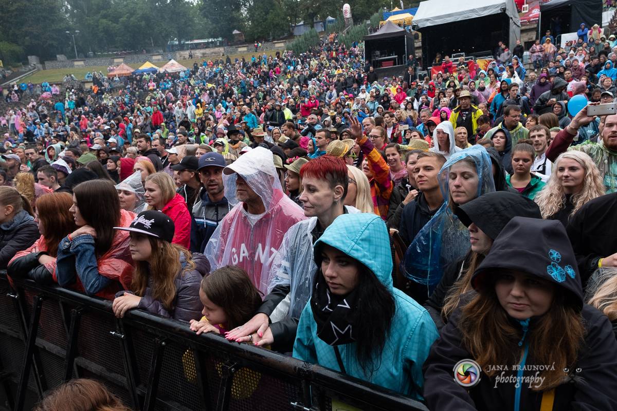 Promočený Létofest v Plzni rozpálili Kabát a Wanastowi Vjecy, Anna K. rozdávala pozitivní energii
