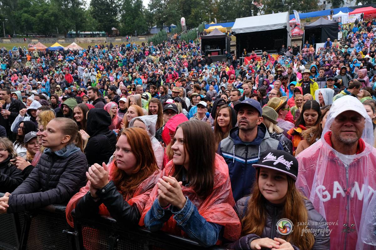 Promočený Létofest v Plzni rozpálili Kabát a Wanastowi Vjecy, Anna K. rozdávala pozitivní energii