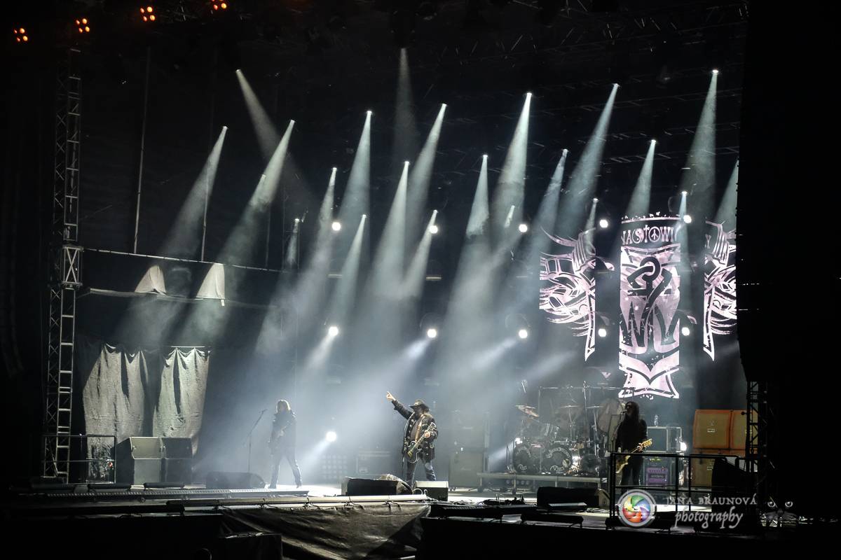 Promočený Létofest v Plzni rozpálili Kabát a Wanastowi Vjecy, Anna K. rozdávala pozitivní energii