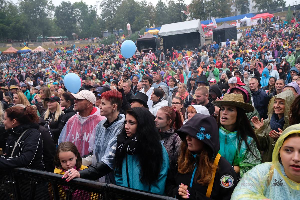 Promočený Létofest v Plzni rozpálili Kabát a Wanastowi Vjecy, Anna K. rozdávala pozitivní energii