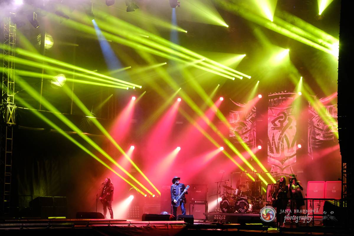 Promočený Létofest v Plzni rozpálili Kabát a Wanastowi Vjecy, Anna K. rozdávala pozitivní energii