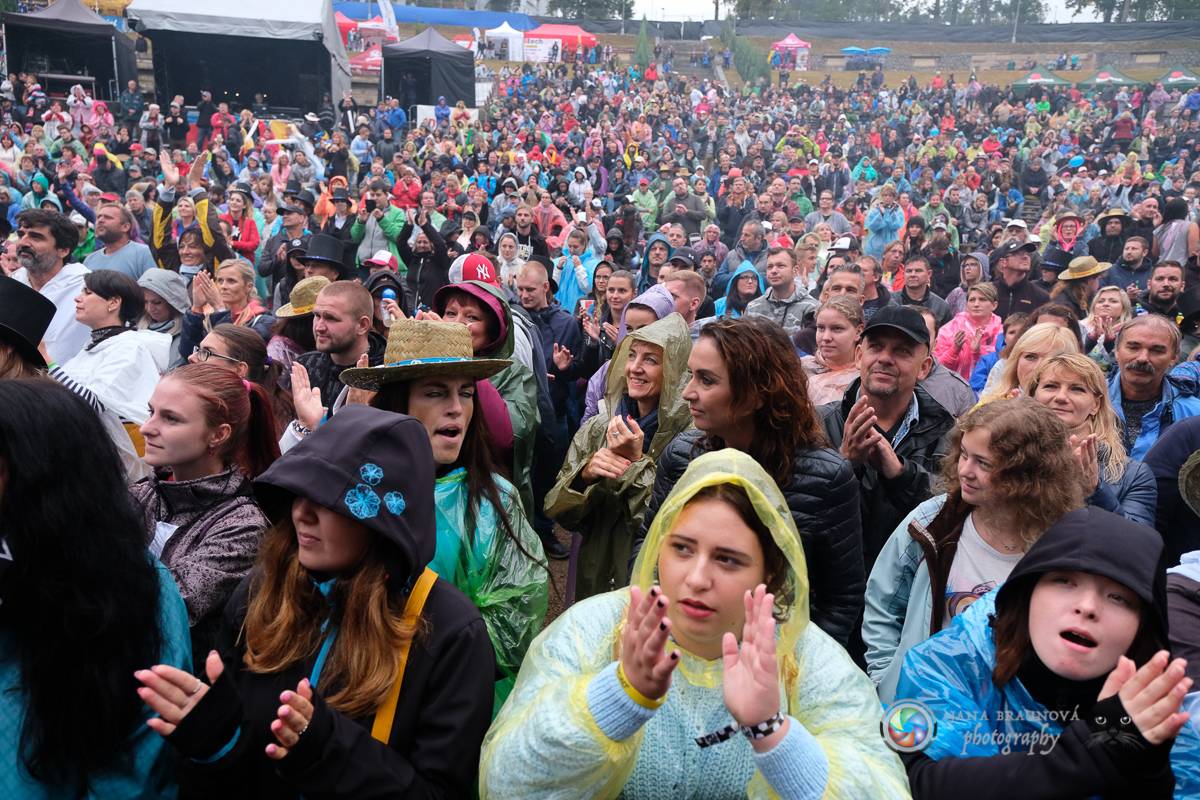 Promočený Létofest v Plzni rozpálili Kabát a Wanastowi Vjecy, Anna K. rozdávala pozitivní energii