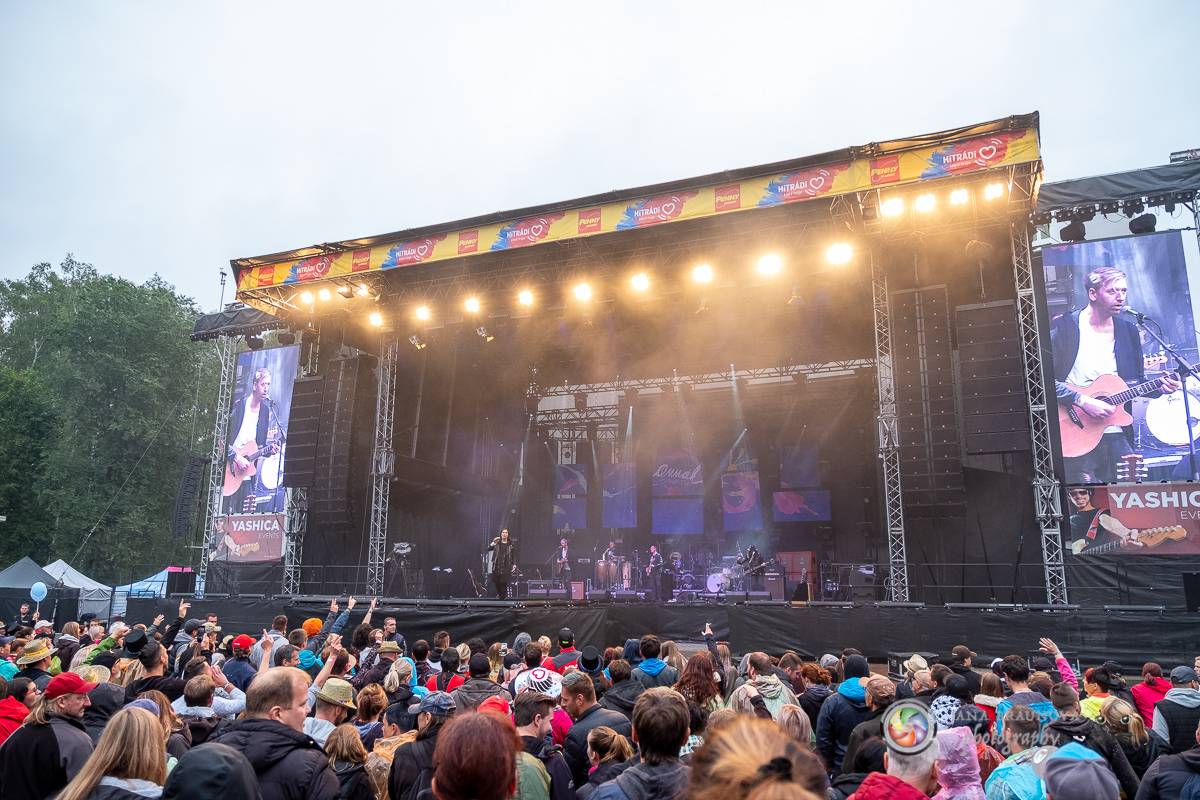 Promočený Létofest v Plzni rozpálili Kabát a Wanastowi Vjecy, Anna K. rozdávala pozitivní energii