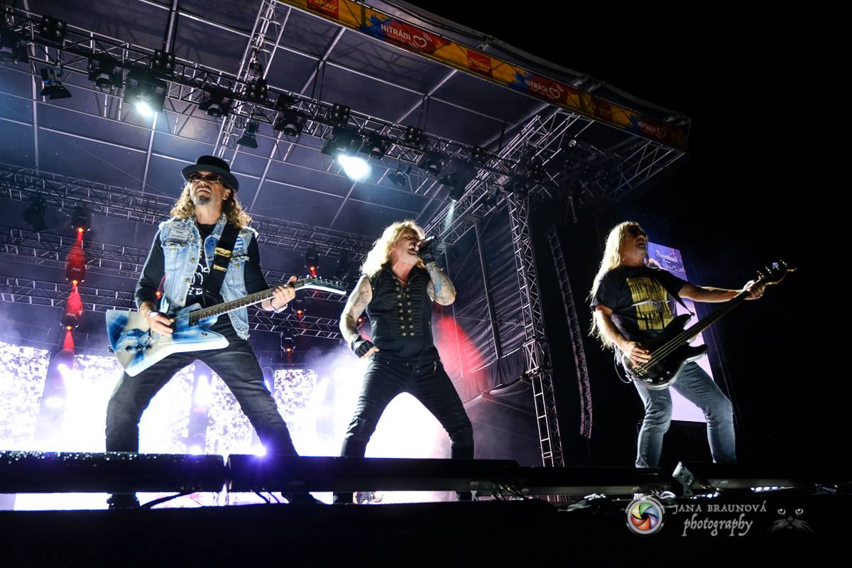 Promočený Létofest v Plzni rozpálili Kabát a Wanastowi Vjecy, Anna K. rozdávala pozitivní energii