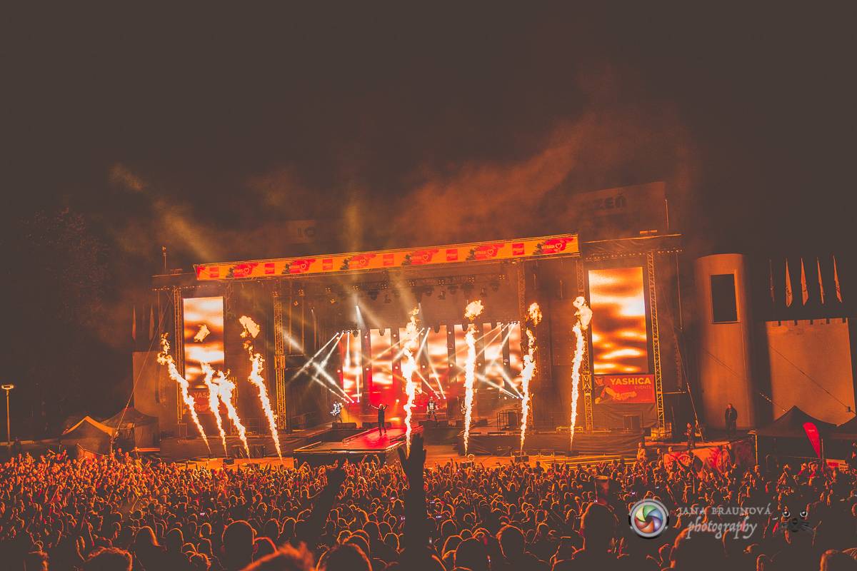 Promočený Létofest v Plzni rozpálili Kabát a Wanastowi Vjecy, Anna K. rozdávala pozitivní energii