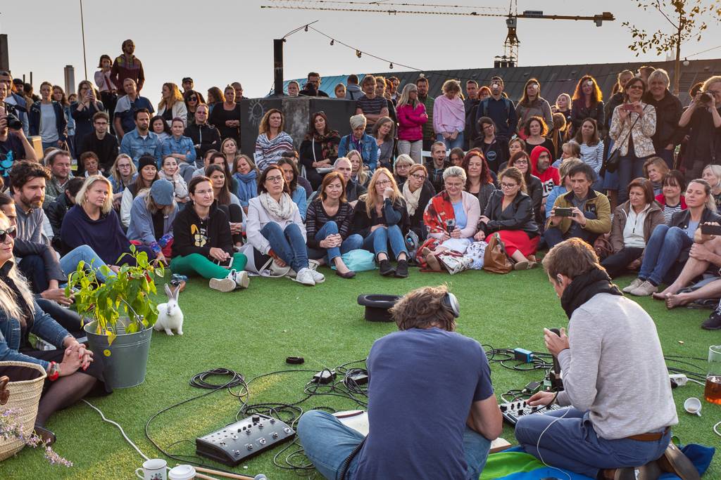 Dan Bárta a En.Dru vítali na střeše Lucerny východ slunce