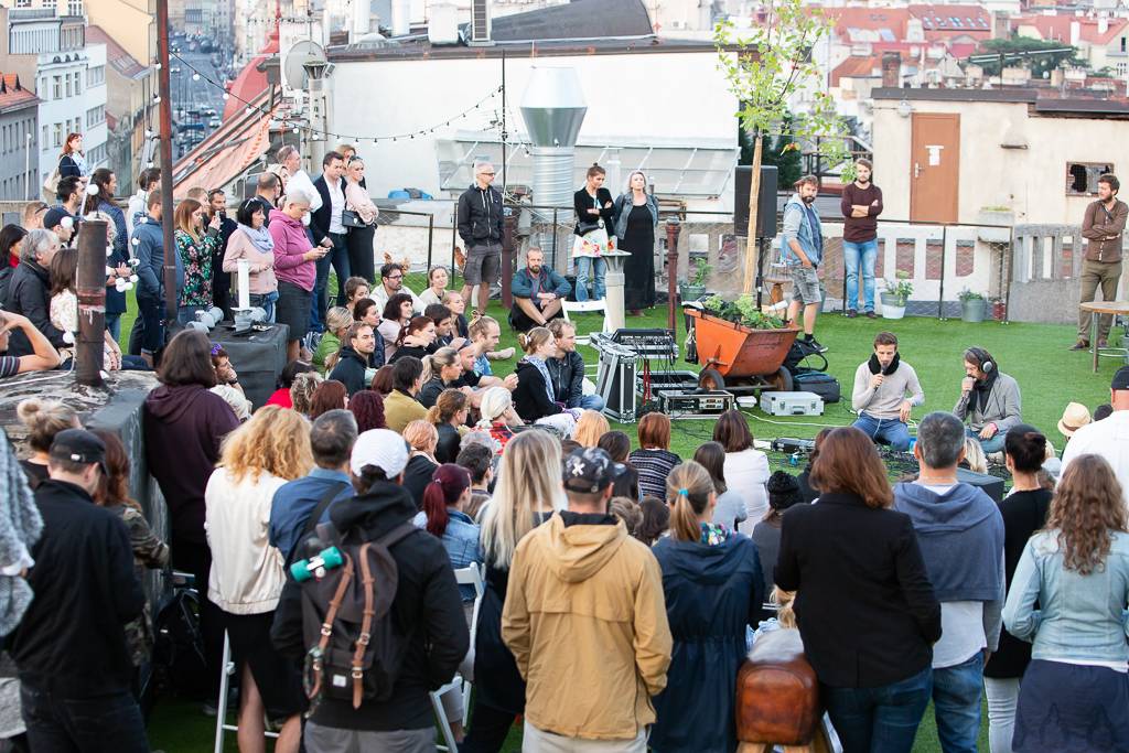 Dan Bárta a En.Dru vítali na střeše Lucerny východ slunce