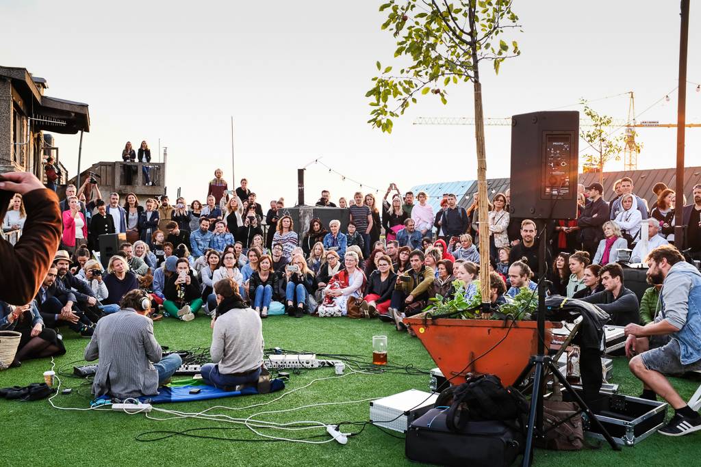 Dan Bárta a En.Dru vítali na střeše Lucerny východ slunce