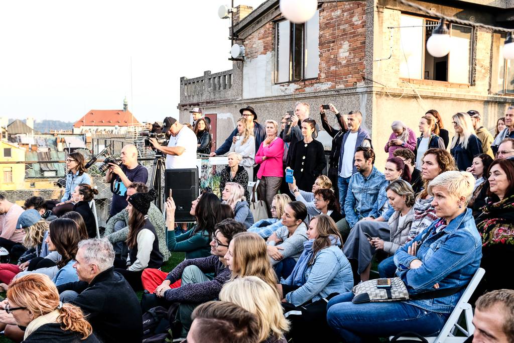 Dan Bárta a En.Dru vítali na střeše Lucerny východ slunce