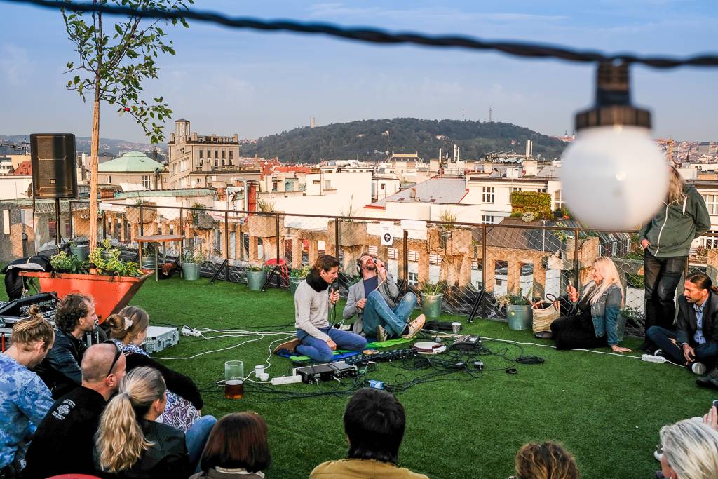 Dan Bárta a En.Dru vítali na střeše Lucerny východ slunce