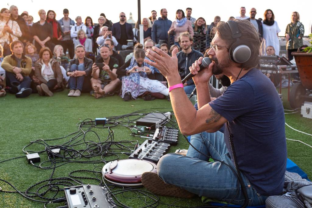 Dan Bárta a En.Dru vítali na střeše Lucerny východ slunce