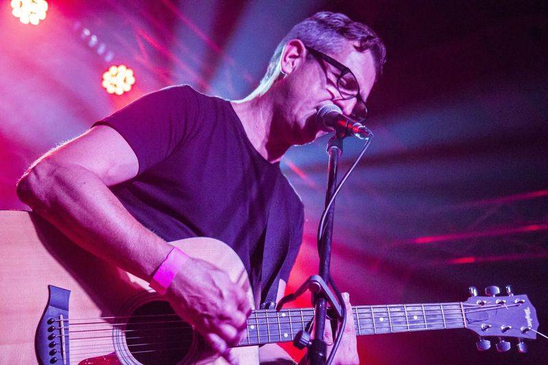 Adrian T. Bell pokřtil své nové album Navigator na lodi Cargo Gallery