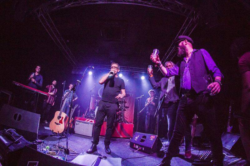 Adrian T. Bell pokřtil své nové album Navigator na lodi Cargo Gallery