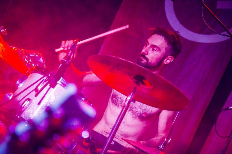 Mucha na vlně femipunku roztancovala celou loď Cargo Gallery