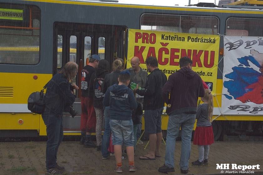 Plzní jezdila punková tramvaj: S.A.S. hráli pro nemocnou Kačenku