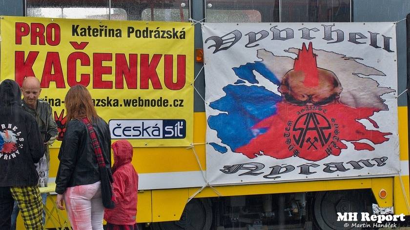 Plzní jezdila punková tramvaj: S.A.S. hráli pro nemocnou Kačenku