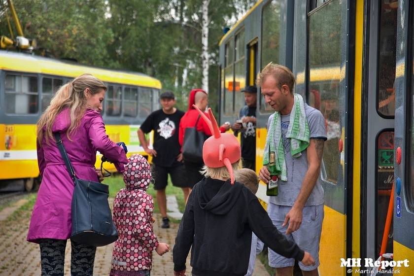 Plzní jezdila punková tramvaj: S.A.S. hráli pro nemocnou Kačenku