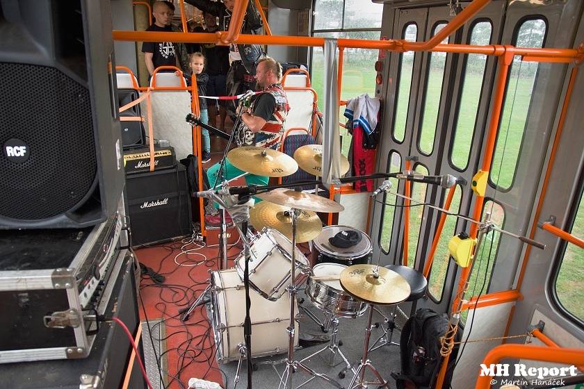 Plzní jezdila punková tramvaj: S.A.S. hráli pro nemocnou Kačenku