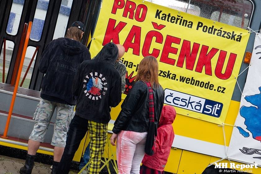 Plzní jezdila punková tramvaj: S.A.S. hráli pro nemocnou Kačenku
