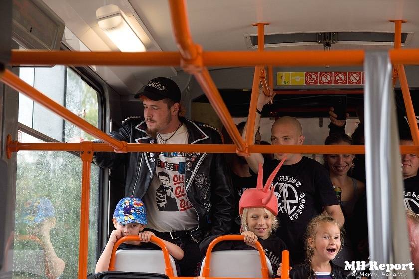 Plzní jezdila punková tramvaj: S.A.S. hráli pro nemocnou Kačenku