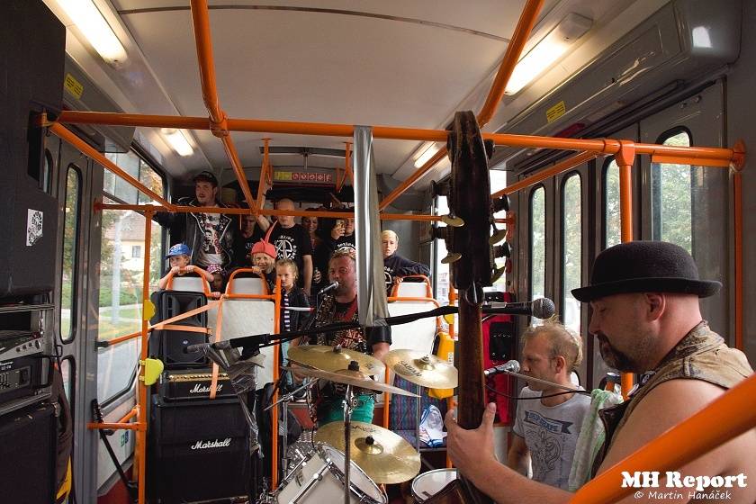 Plzní jezdila punková tramvaj: S.A.S. hráli pro nemocnou Kačenku