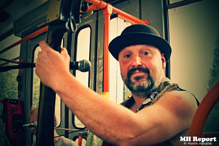 Plzní jezdila punková tramvaj: S.A.S. hráli pro nemocnou Kačenku