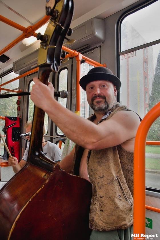 Plzní jezdila punková tramvaj: S.A.S. hráli pro nemocnou Kačenku