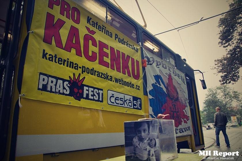 Plzní jezdila punková tramvaj: S.A.S. hráli pro nemocnou Kačenku