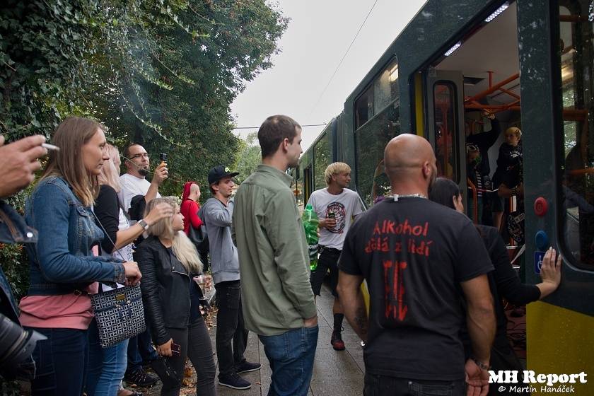 Plzní jezdila punková tramvaj: S.A.S. hráli pro nemocnou Kačenku