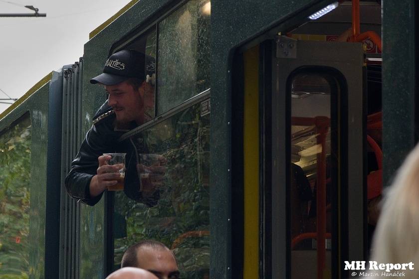 Plzní jezdila punková tramvaj: S.A.S. hráli pro nemocnou Kačenku