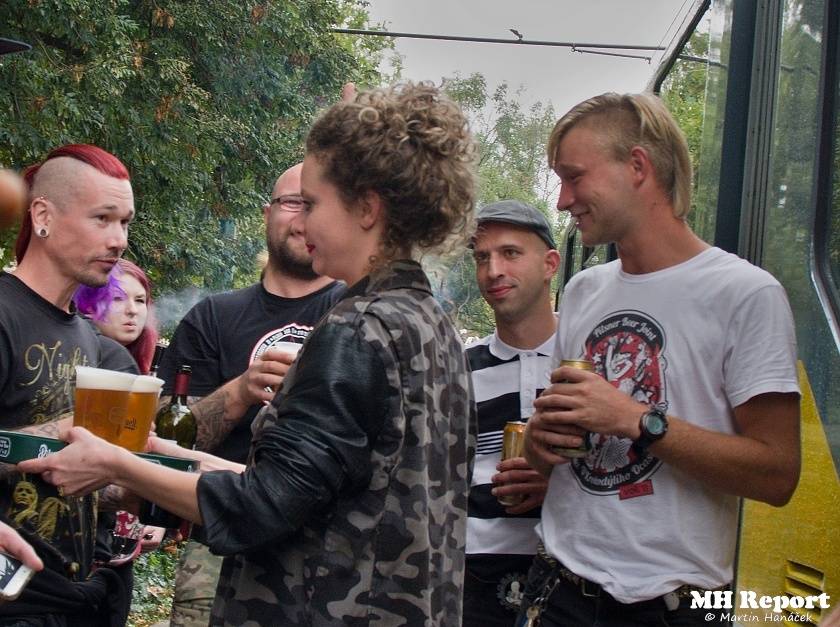 Plzní jezdila punková tramvaj: S.A.S. hráli pro nemocnou Kačenku