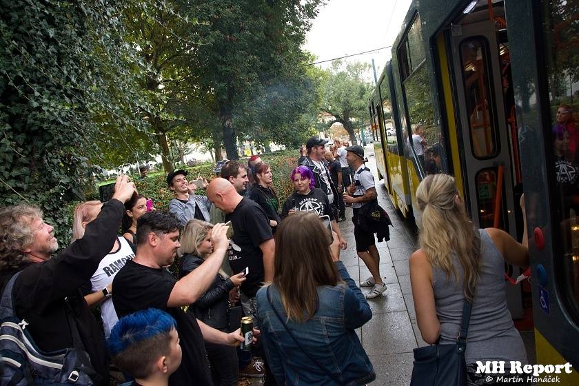 Plzní jezdila punková tramvaj: S.A.S. hráli pro nemocnou Kačenku