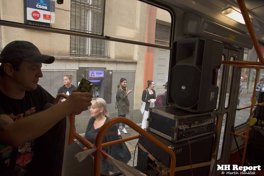 Plzní jezdila punková tramvaj: S.A.S. hráli pro nemocnou Kačenku