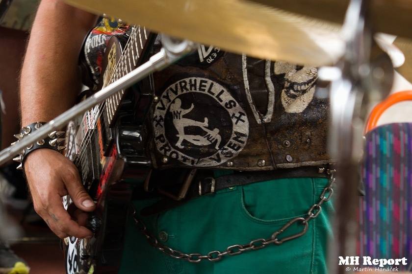 Plzní jezdila punková tramvaj: S.A.S. hráli pro nemocnou Kačenku