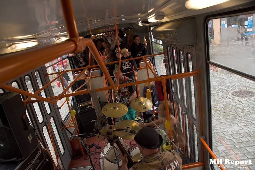 Plzní jezdila punková tramvaj: S.A.S. hráli pro nemocnou Kačenku