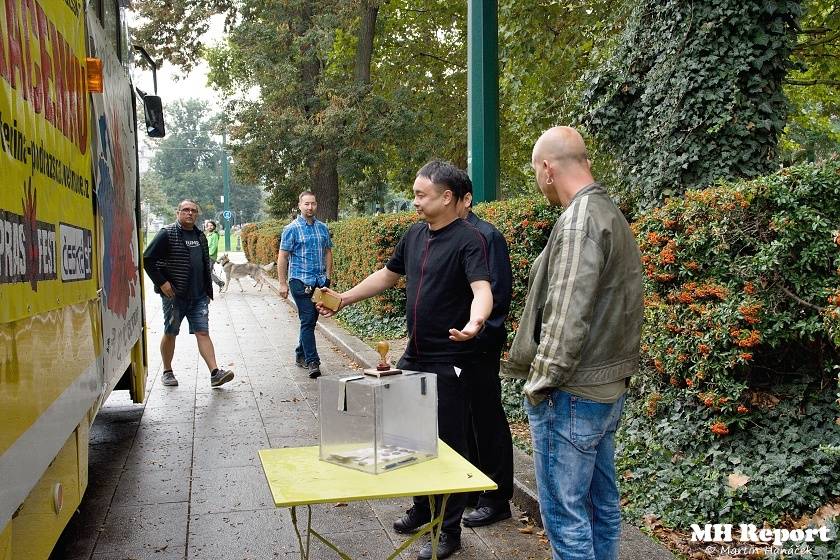 Plzní jezdila punková tramvaj: S.A.S. hráli pro nemocnou Kačenku