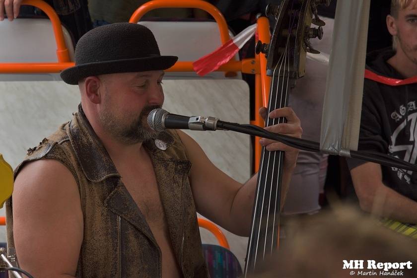 Plzní jezdila punková tramvaj: S.A.S. hráli pro nemocnou Kačenku