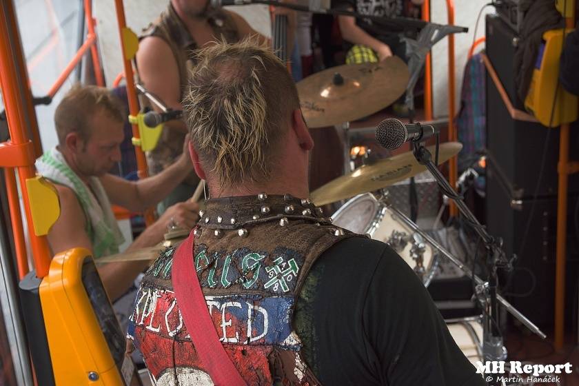 Plzní jezdila punková tramvaj: S.A.S. hráli pro nemocnou Kačenku