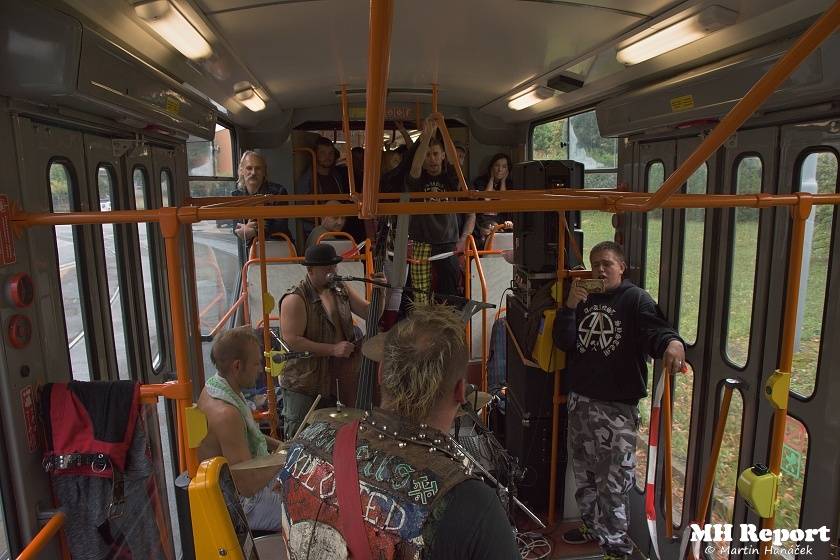 Plzní jezdila punková tramvaj: S.A.S. hráli pro nemocnou Kačenku