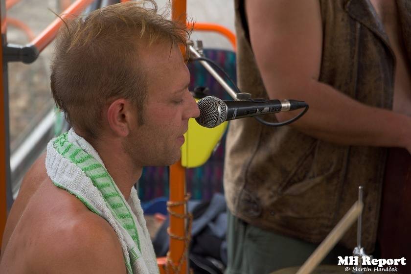 Plzní jezdila punková tramvaj: S.A.S. hráli pro nemocnou Kačenku